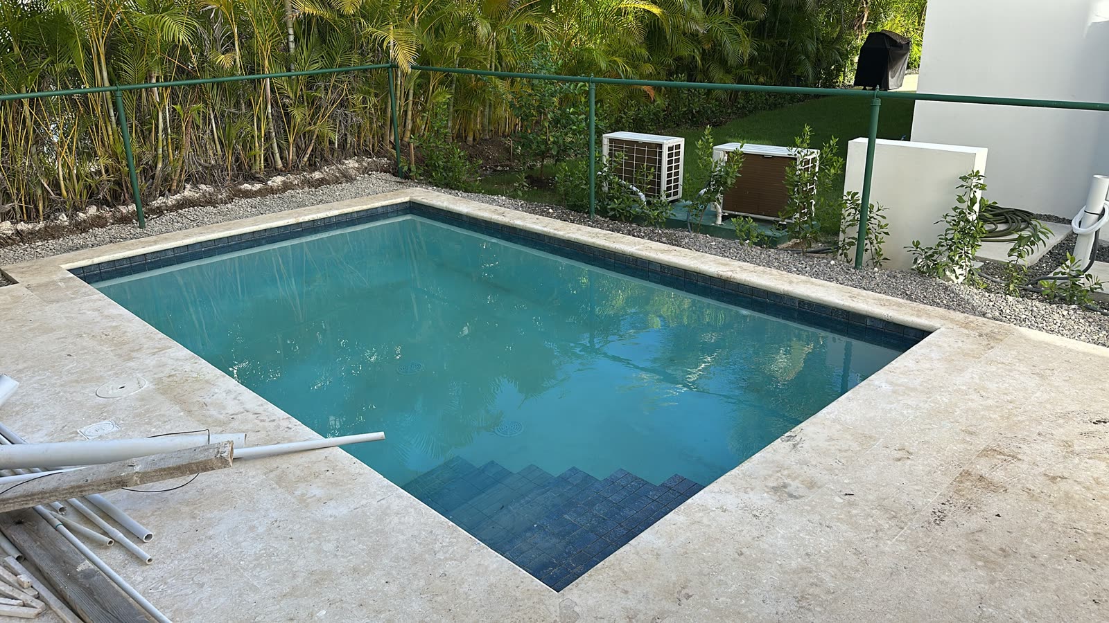 Piscine terminée d'une villa à Punta Cana, entourée de végétation tropicale