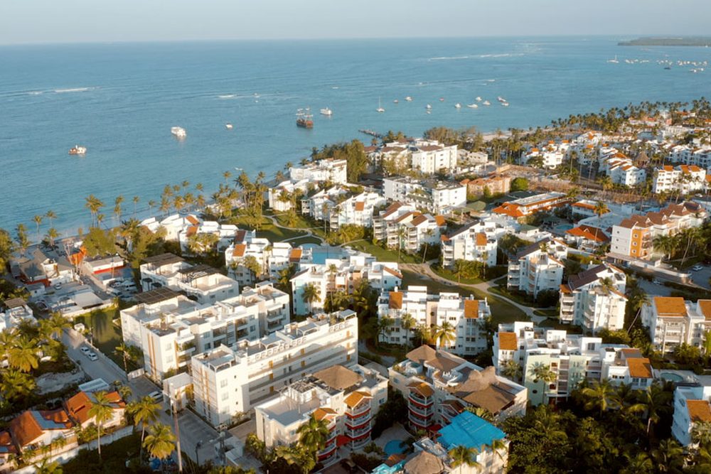 Vue aérienne du secteur de Los Corales à Bavaro, immeubles bas et denses en bord de mer
