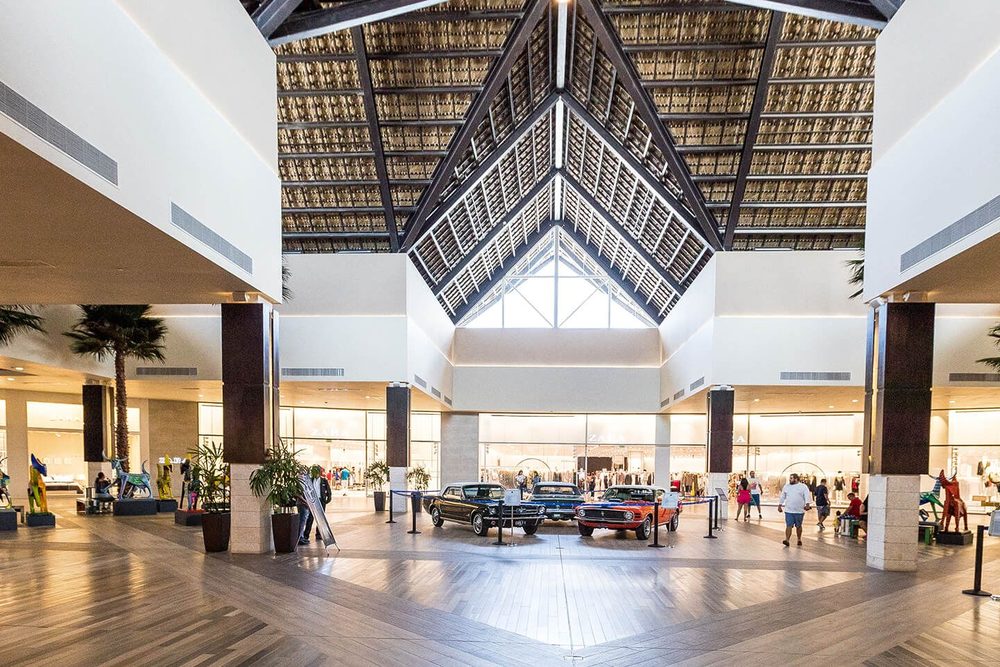 Galerie commerciale de Downtown Punta Cana, haute charpente de bois et boutiques