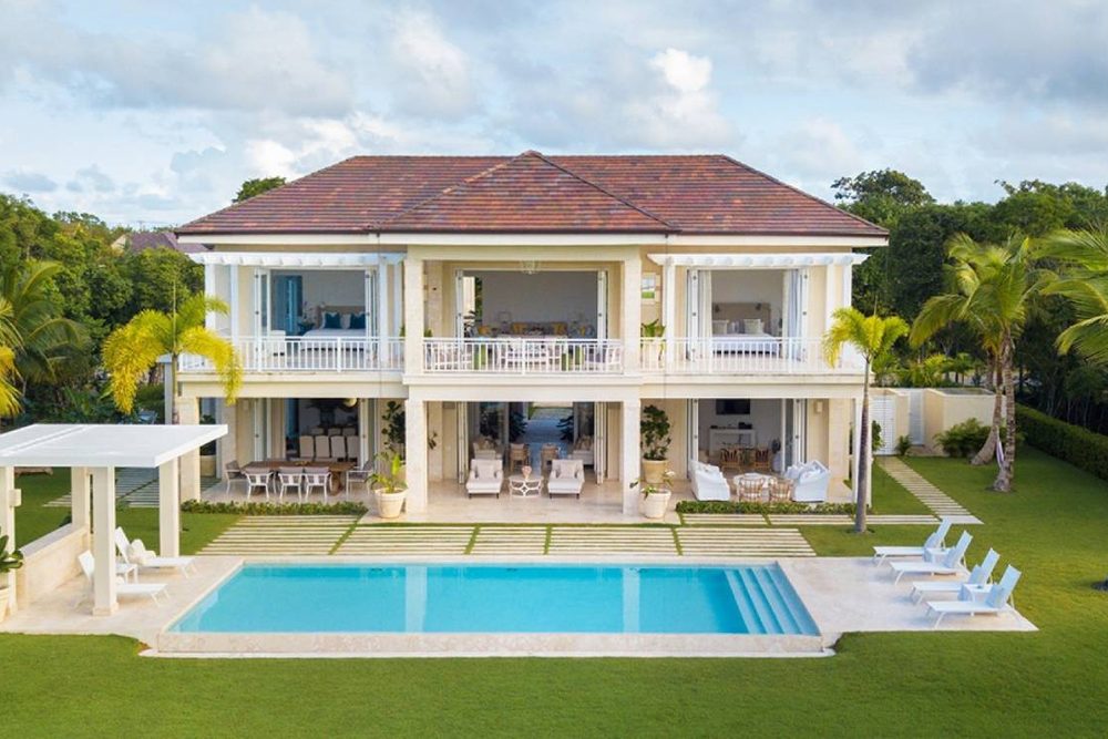 Villa coloniale à colonnades avec piscine et pelouse, dans le golf de Punta Cana Resort
