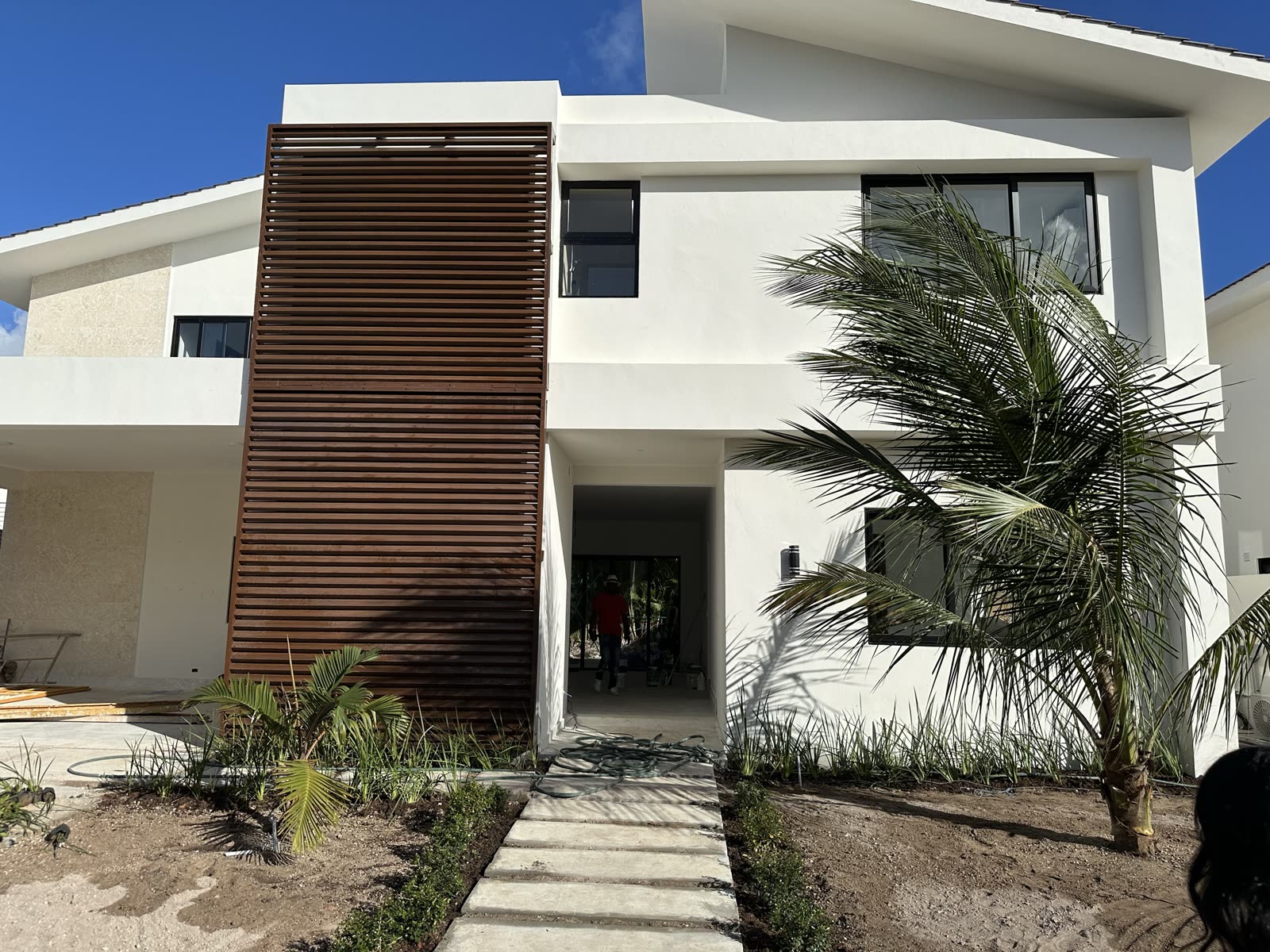 La même villa terminée, avec son bardage bois vertical à l'entrée
